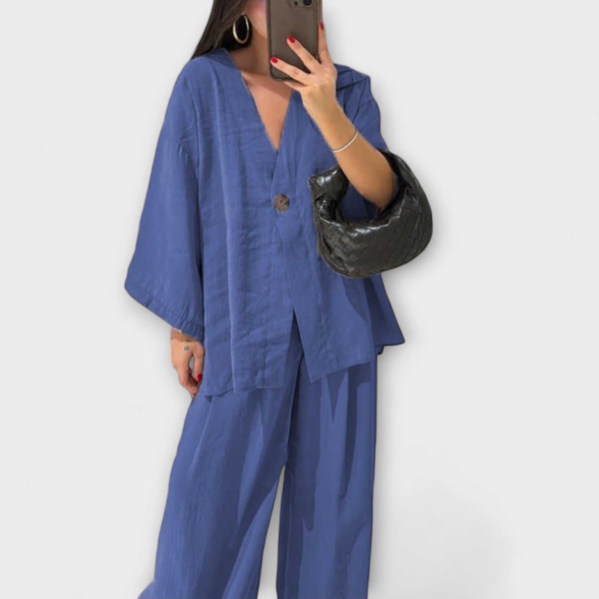 Jacqueline – Stylowy Damski Komplet z Dekoltem w Serek: Bluzka i Spodnie