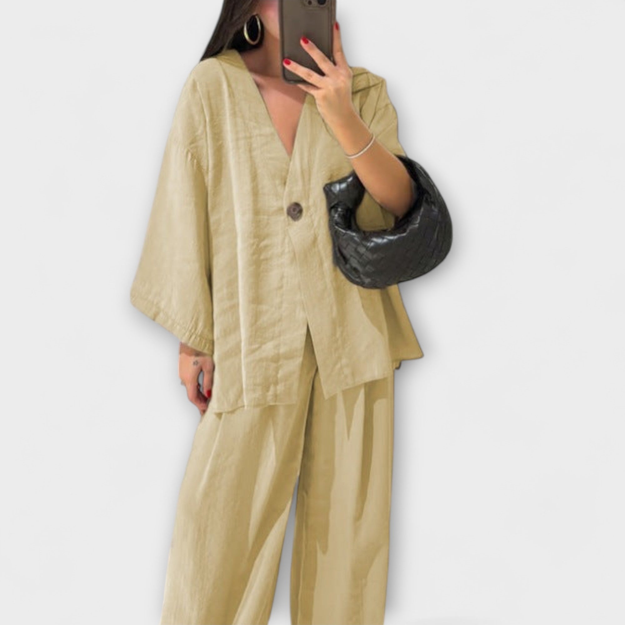 Jacqueline – Stylowy Damski Komplet z Dekoltem w Serek: Bluzka i Spodnie