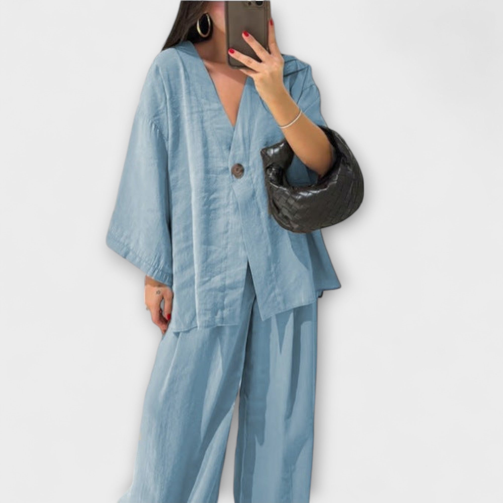 Jacqueline – Stylowy Damski Komplet z Dekoltem w Serek: Bluzka i Spodnie