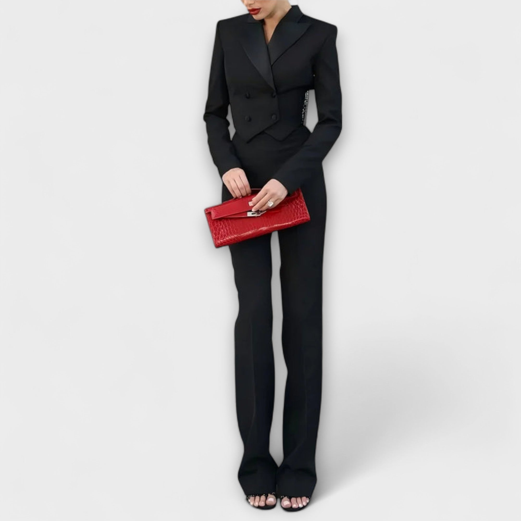 Noa – Czarny Krótki Zestaw Blazerowy z Perłami i Odkrytymi Plecami