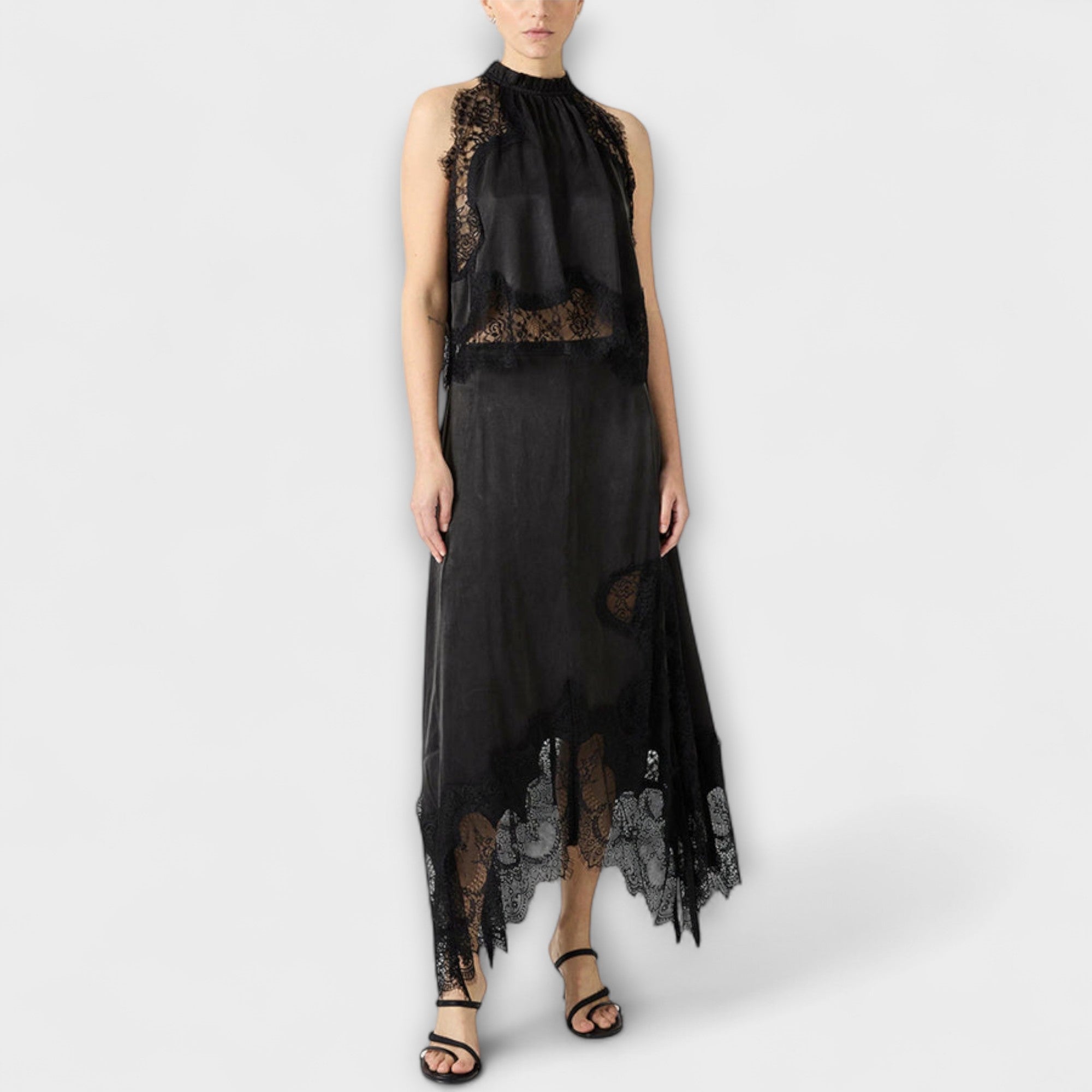 Kaia – Satynowa Sukienka Maxi z Plisowanym Dekoltem i Koronkowym Wykończeniem