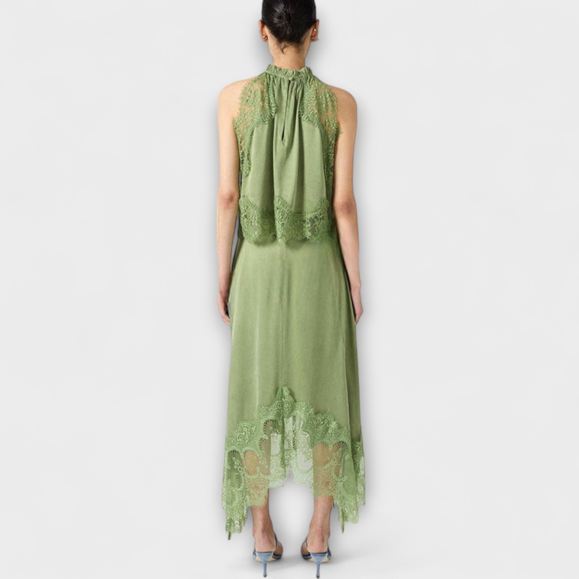 Kaia – Satynowa Sukienka Maxi z Plisowanym Dekoltem i Koronkowym Wykończeniem