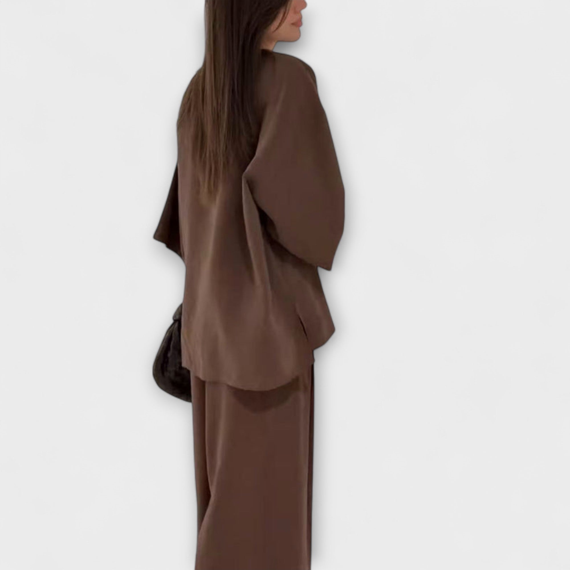 Jacqueline – Stylowy Damski Komplet z Dekoltem w Serek: Bluzka i Spodnie