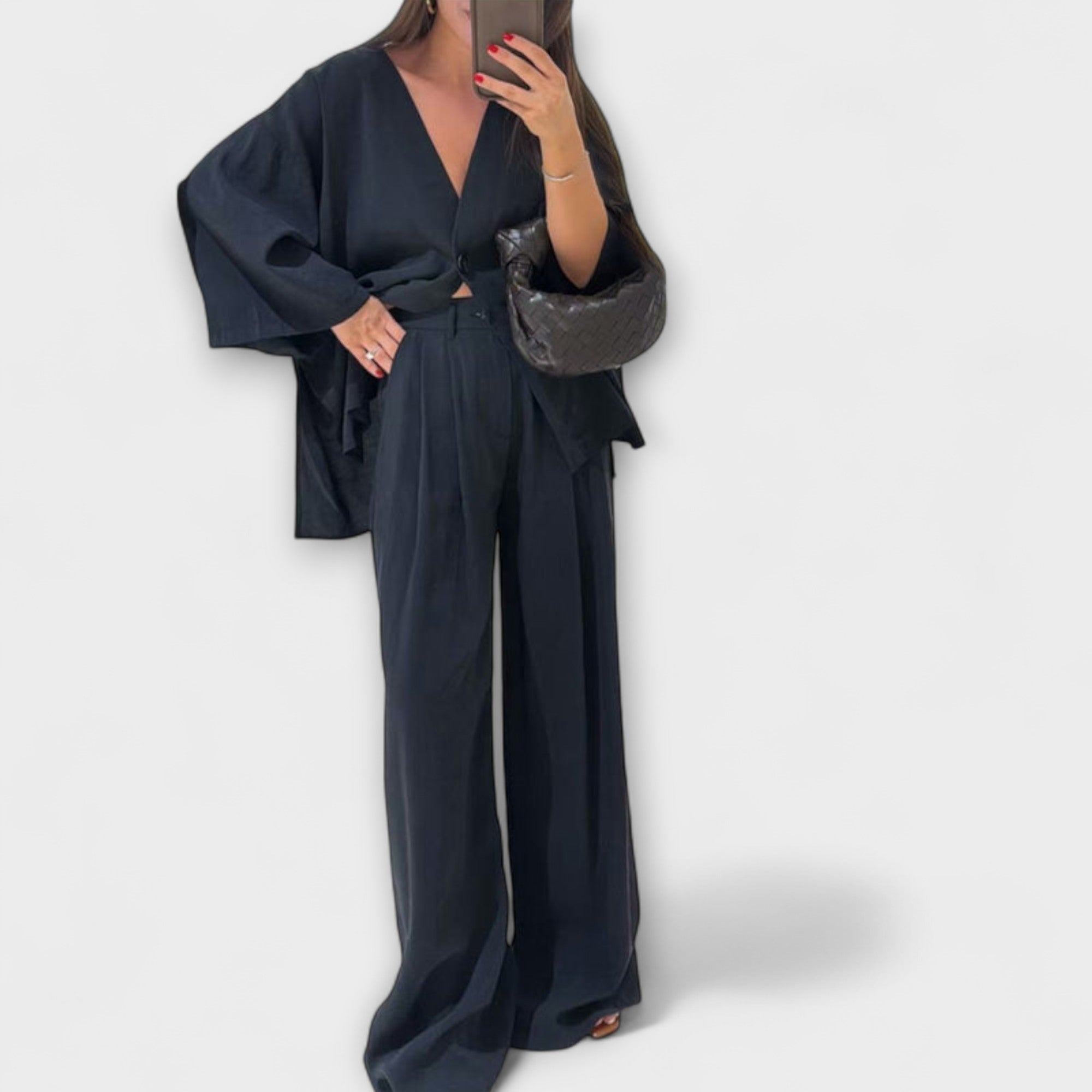 Jacqueline – Stylowy Damski Komplet z Dekoltem w Serek: Bluzka i Spodnie